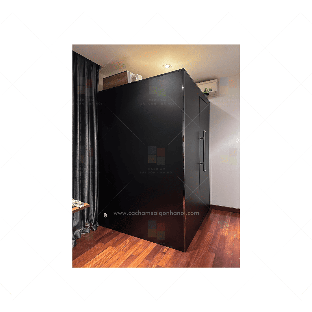 Mặt ngoài buồng thu âm VOCALBOOTH 03