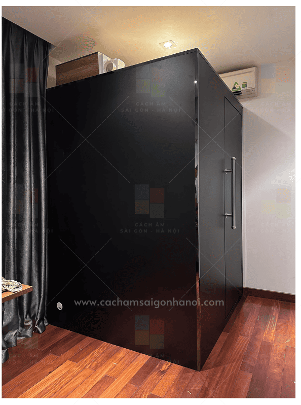 Mặt ngoài buồng thu âm VOCALBOOTH 03
