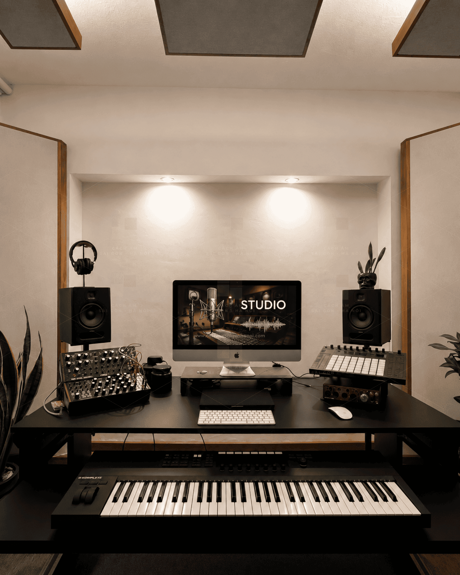 Khu vực Control Room với bàn Producer và loa kiểm âm