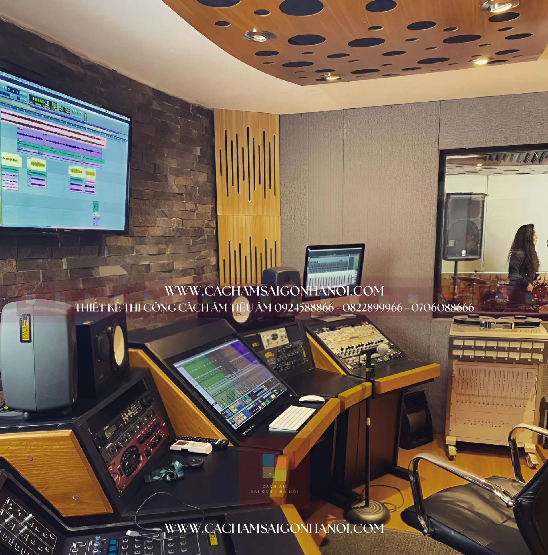 Khu-vuc-lam-viec-chuyen-sau-tai-MAP-Studio-voi-cac-thiet-bi-xu-ly-am-thanh-va-man-hinh-hien-thi