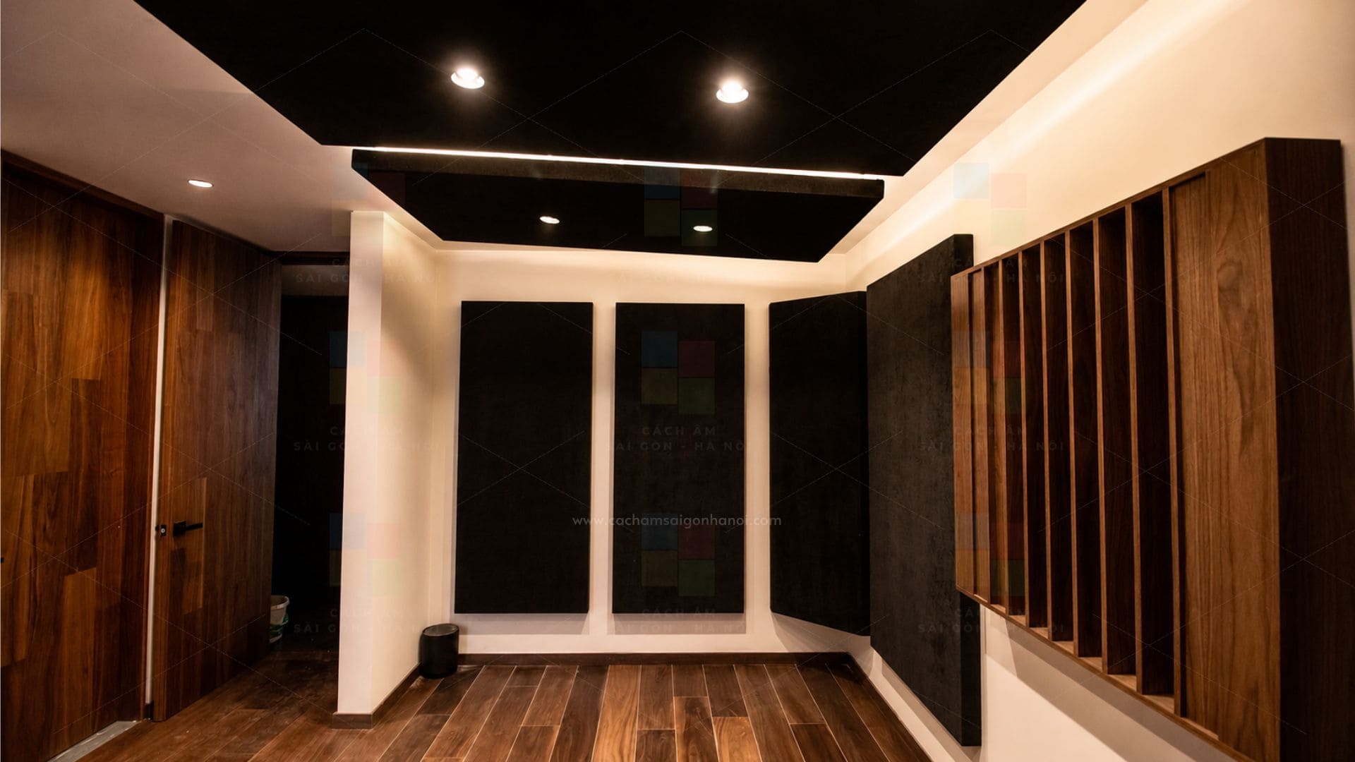 Panel tiêu âm bọc vải tại Reflection Point trên tường bên phòng Mixing & Mastering Studio Văn Quán Hà Đông