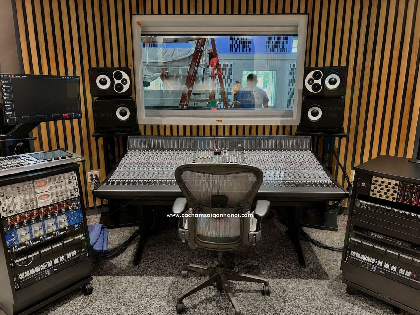 Control Room trong Music Production Studio với bàn mixer và hệ thống loa kiểm âm chuyên nghiệp