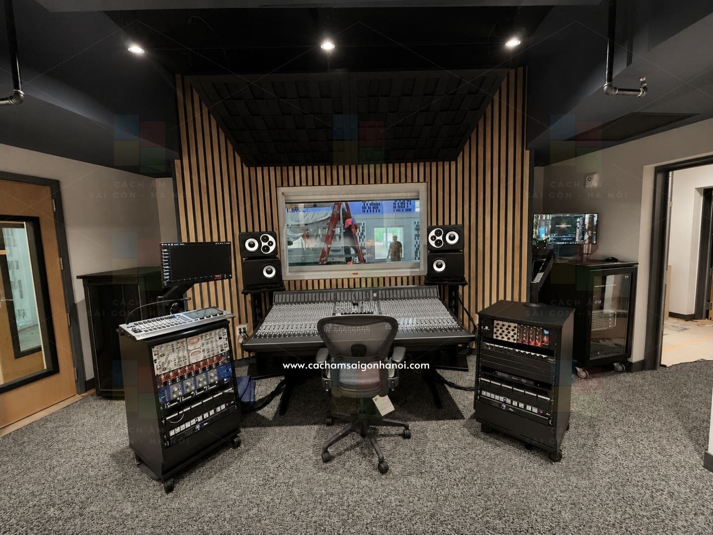 Control Room Music Production Studio tại trường học Bắc Ninh với bàn mixer chuyên nghiệp, loa kiểm âm và hệ thống xử lý âm học đạt chuẩn