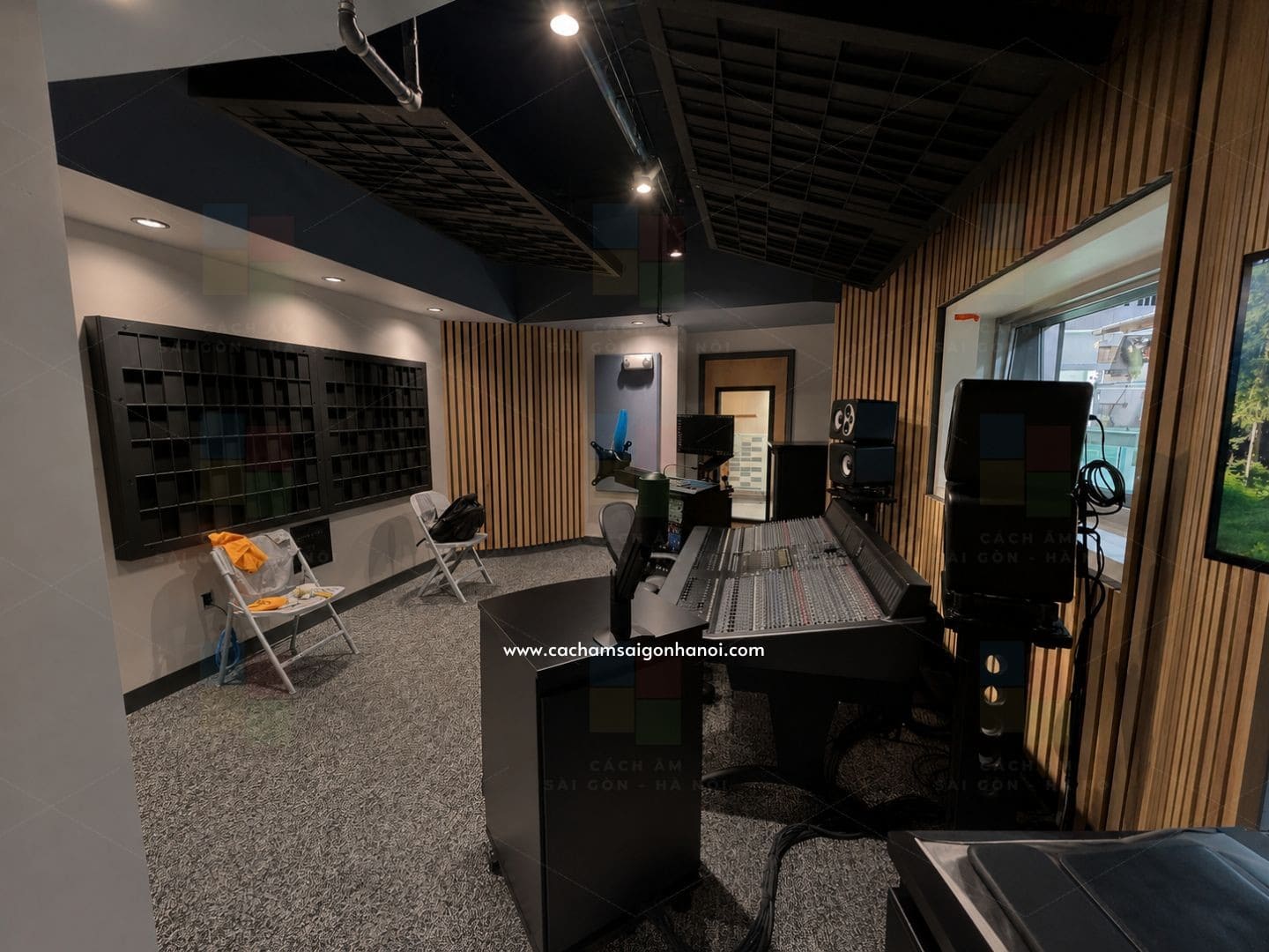 Góc nhìn Control Room Music Production Studio tại trường học Bắc Ninh với hệ thống tiêu âm, tán âm và bàn mixer chuyên nghiệp